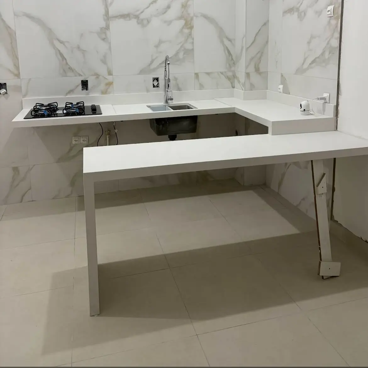 Cozinha com bancada e mesa em pedra clara
