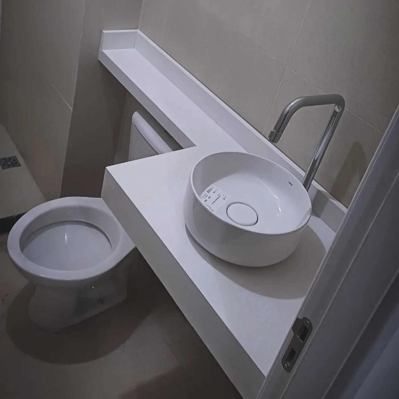 Lavabo com bancada clara e cuba de apoio